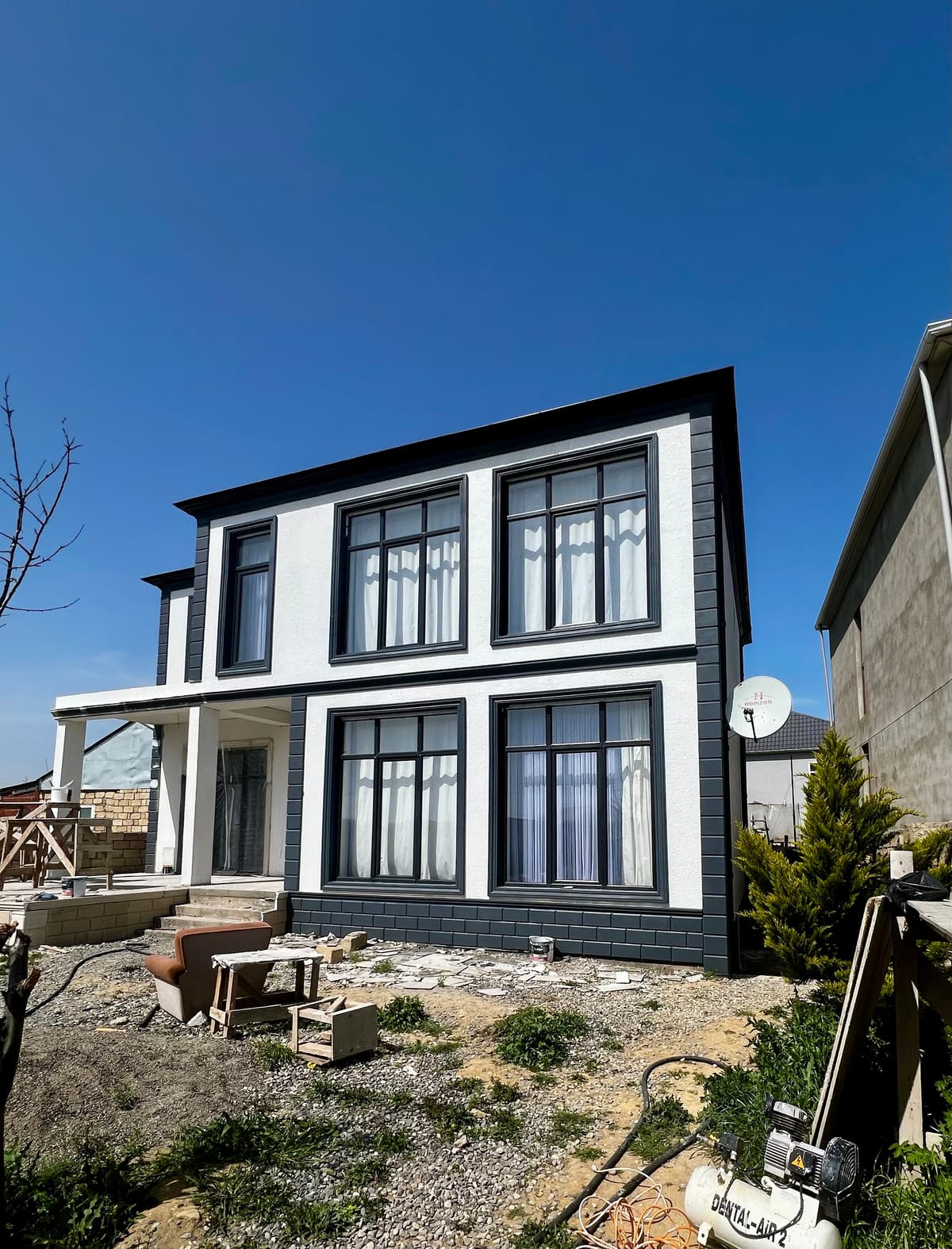 Ağ və Tünd Boz Fasad Dizaynı