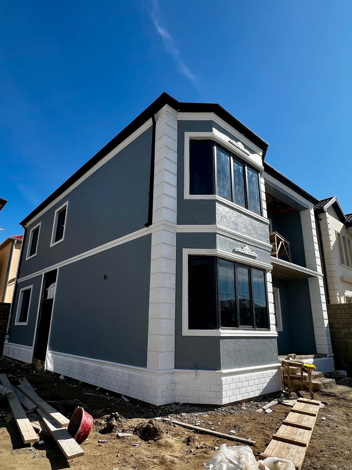 Boz tonlarda bolmat boya ilə işlənmiş fasad