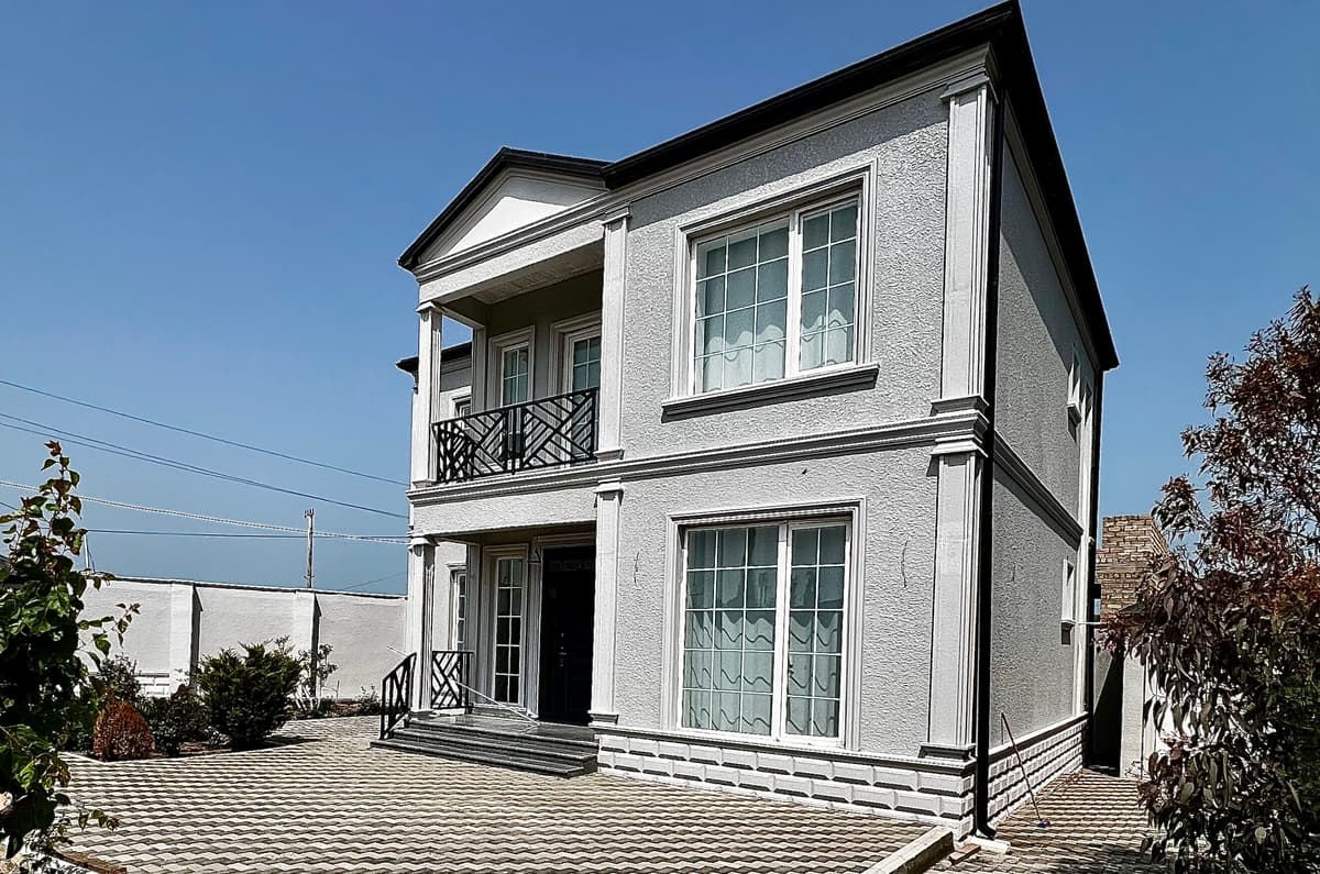 Klassik Ağ Vurğulu Müasir Ev Fasadı